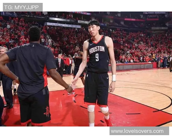 周琦加盟火箭首次出现NBA赛场，引发球迷议论