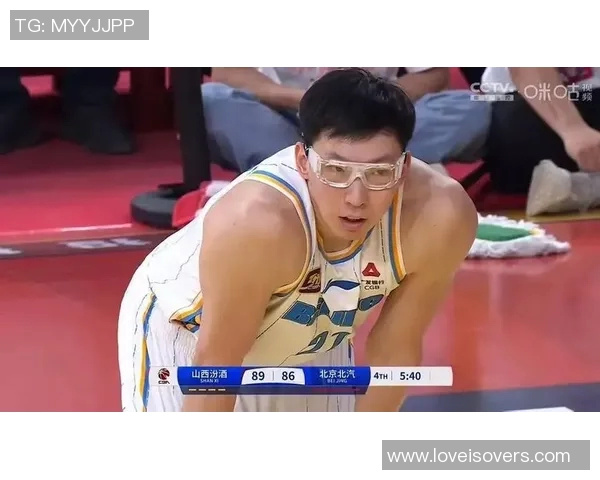 周琦在CBA比赛中遭遇伤病，或将影响球队季后赛希望